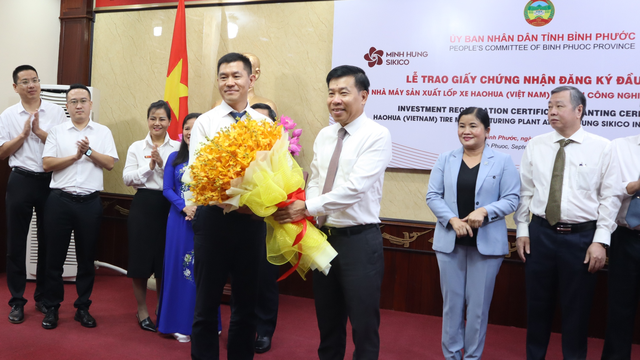 Bình Phước trao chứng nhận đầu tư dự án sản xuất lốp xe 500 triệu USD 2 2